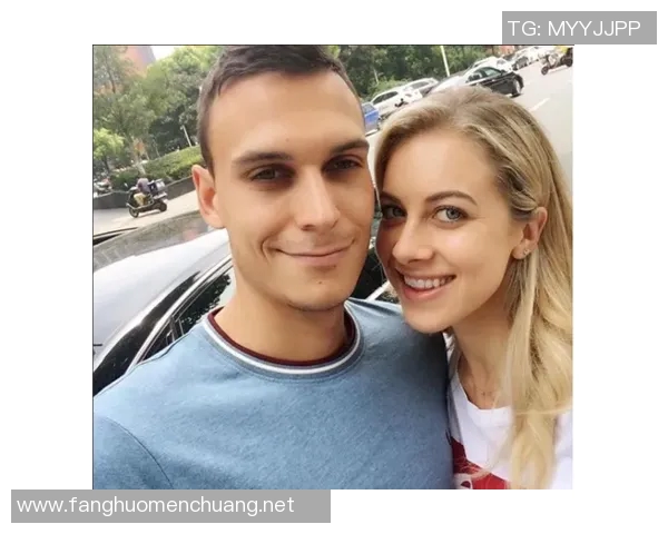 足球球星背影合照定格瞬间 展现英雄背后的坚韧与荣耀